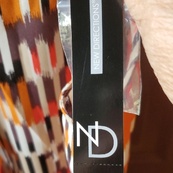 New Directions Sleeveless Blouse with Tie Neck - Picture 3 of 10